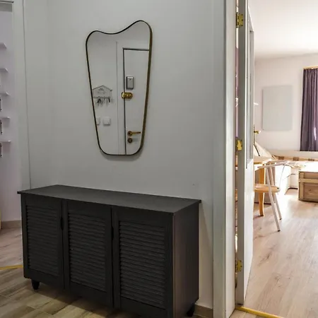 Apartament Large Stylish 2-bedroom Near Road, 5 Min To Gondola & Bar Street