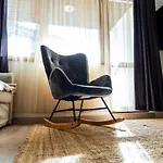 Διαμέρισμα Large Stylish 2-bedroom Near Road, 5 Min To Gondola & Bar Street