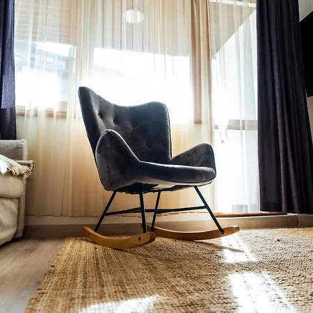 Apartman Large Stylish 2-bedroom Near Road, 5 Min To Gondola & Bar Street